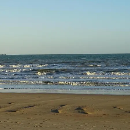In Near The Beach, Cleaning Included Lägenhet